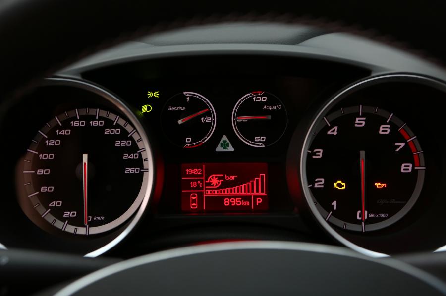 Панель приборов Alfa Romeo Giulietta Quadrifoglio Verde (940) 2014 года  (фото 8 из 40)